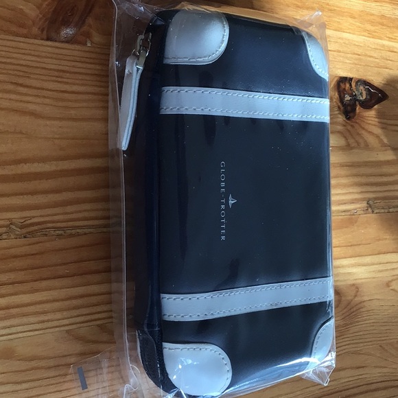 Beautiful ANA 1st/Business Class Toiletry Bag, brand new - Picture 3 of 3